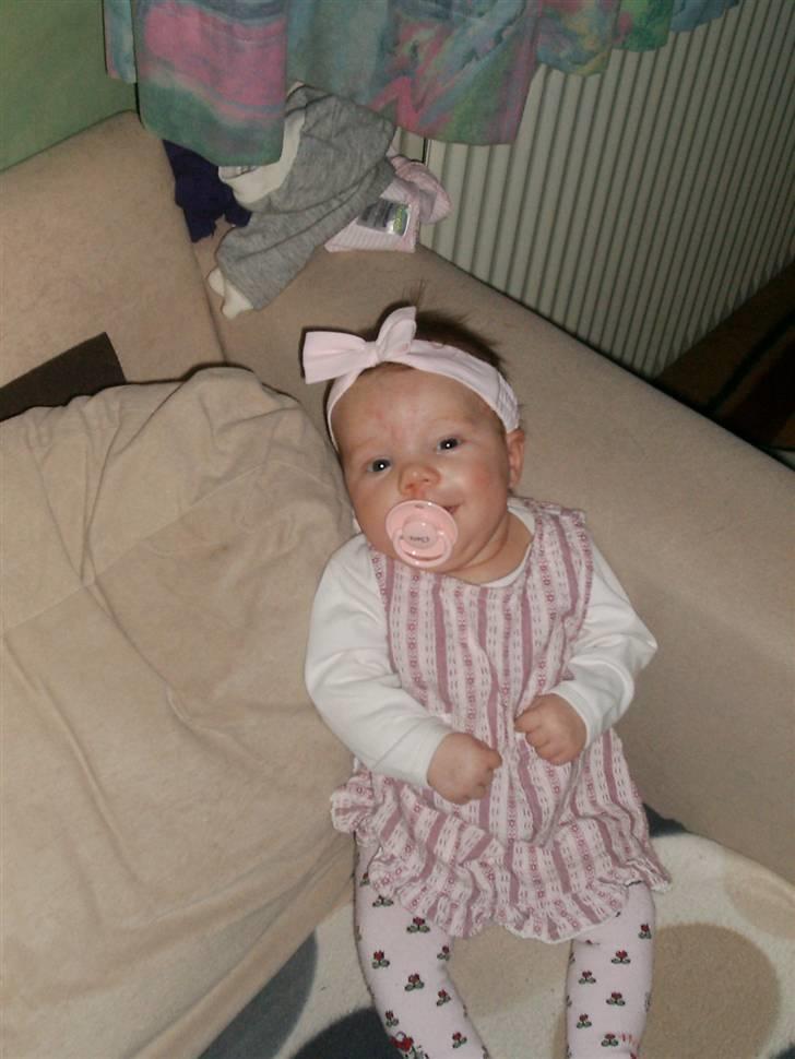 Pige Clara - 3/4 10: Så fin med Kjole og hårbånd og smil i øjnene:-) billede 12