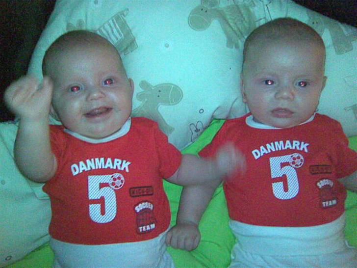 Pige Caroline ( tvilling) - Klar til at se forbold sammen med far. Det er Caroline som har hånden oppe. billede 10