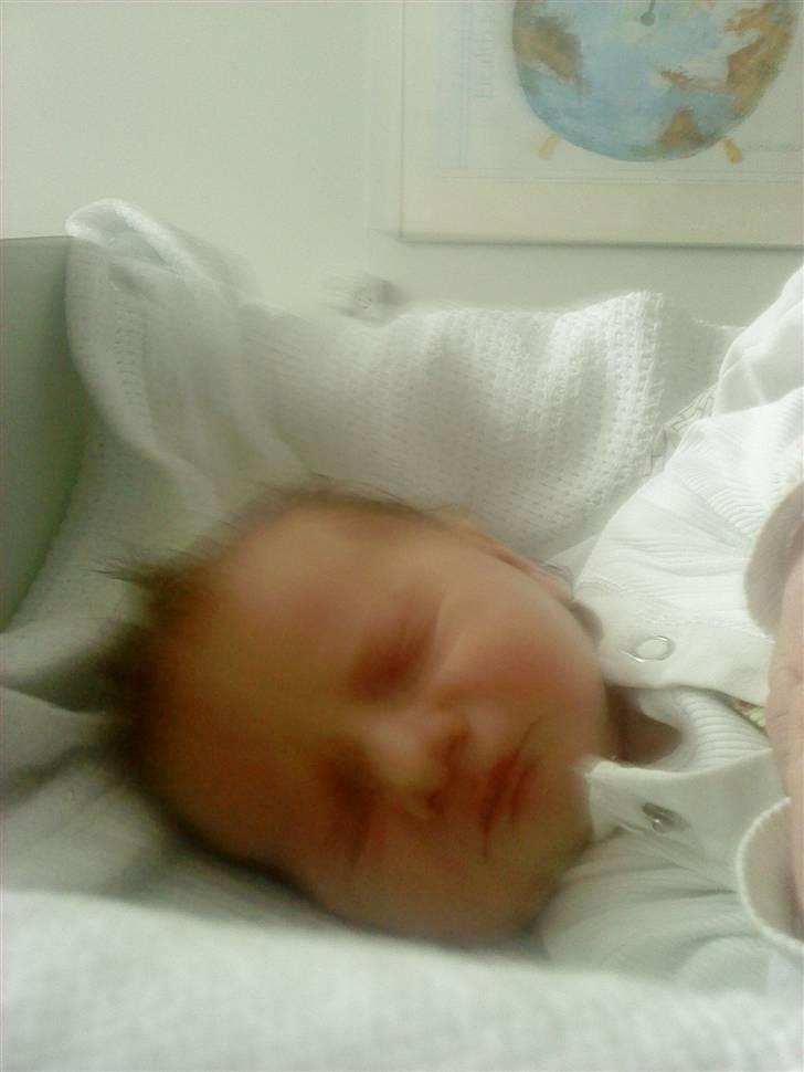 Pige Anna  - her sover jeg også det er hårdt at være lille billede 3