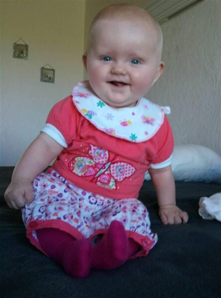 Pige Isabella Dagny - Isabella juli 2010, lige vågnet fra middags lur :0) billede 2