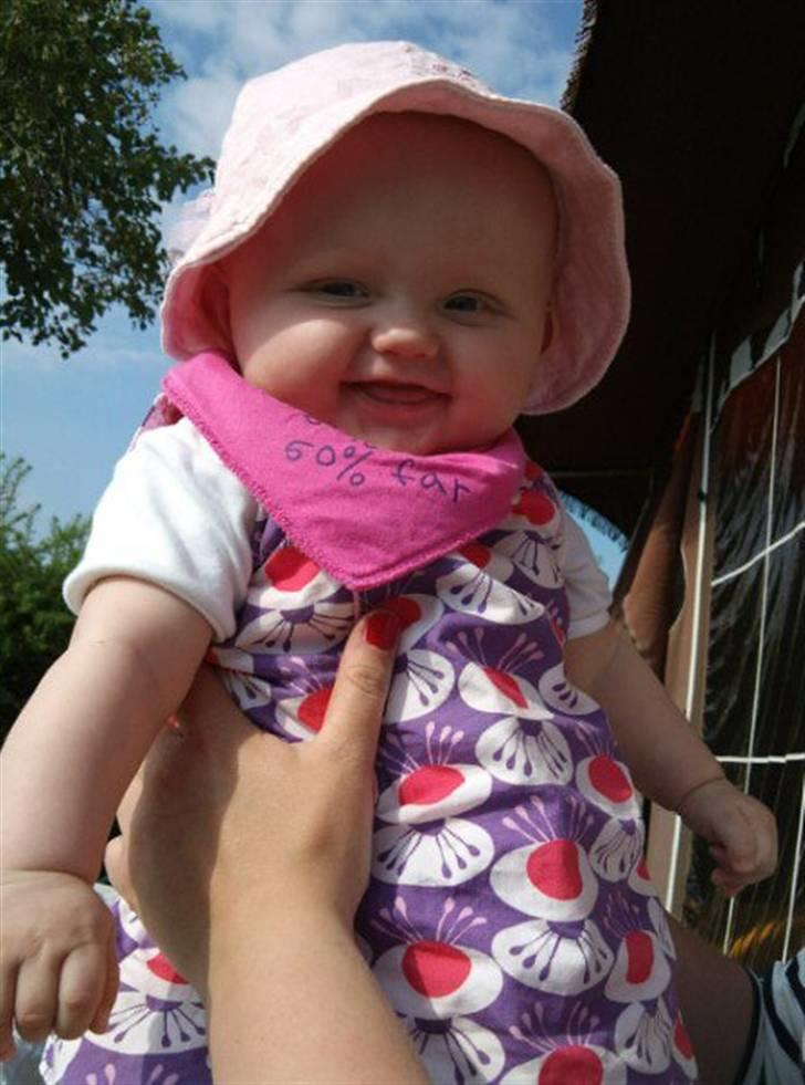 Pige Isabella Dagny - Isabella på camping for første gang, juli 2010 billede 10