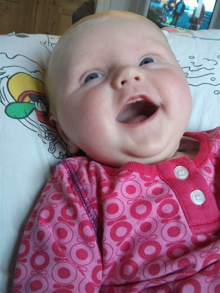 Pige Isabella Dagny - hiihih far er bare sååå sjov!! :0) billede 12