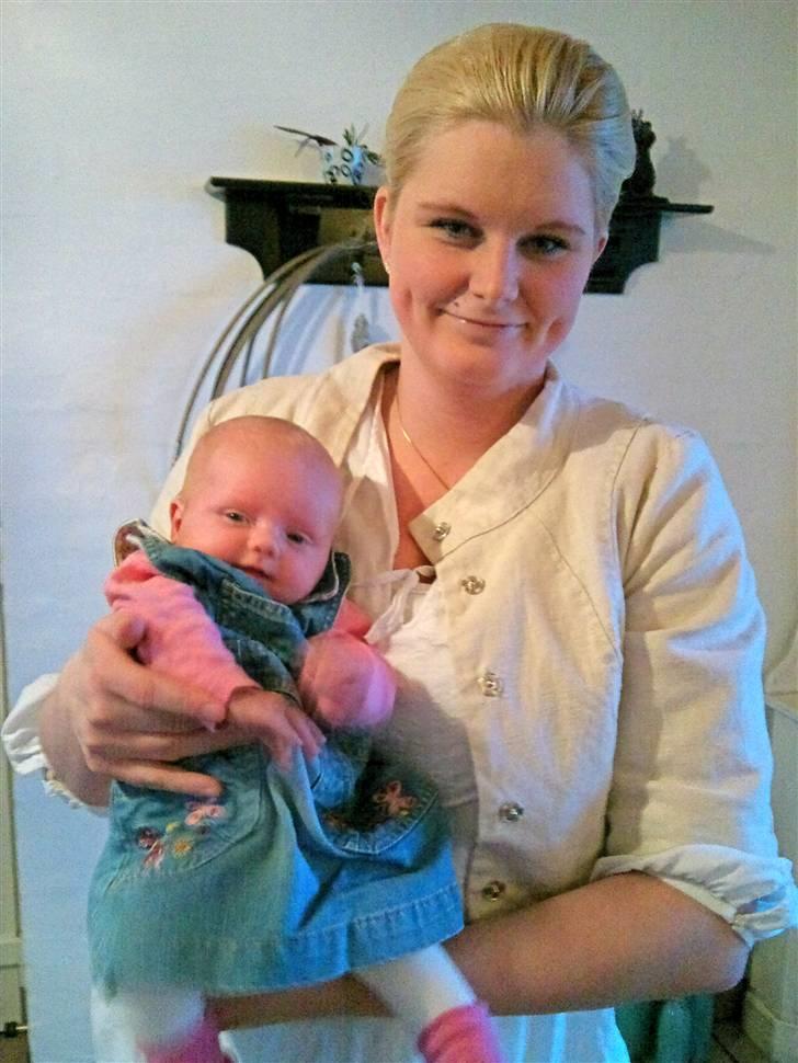 Pige Isabella Dagny - Mor & Datter, begge med kjole på :0) billede 14