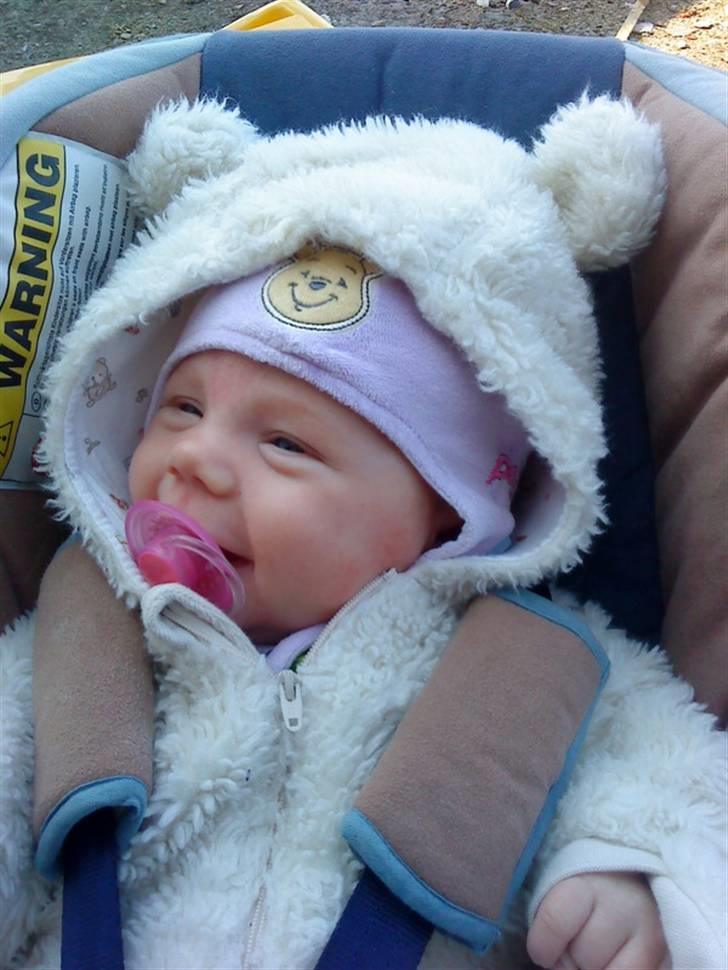 Pige Clara - April 2010: Smiler stort:-) billede 16