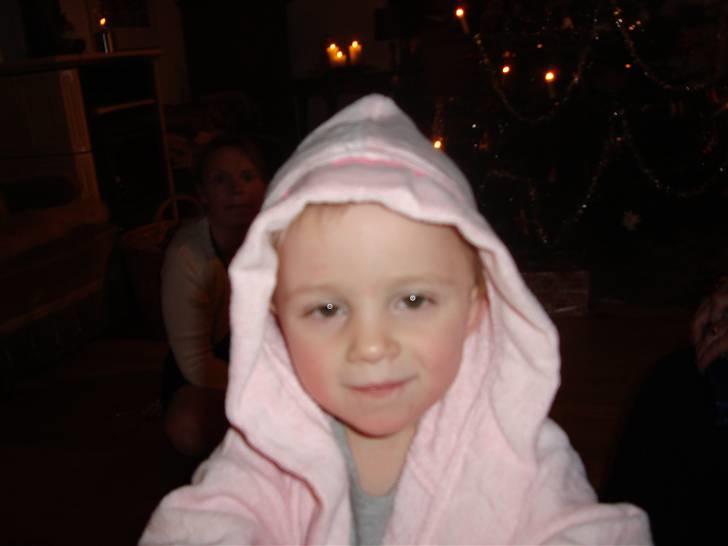 Pige line spure nielsen - line som er glad for sin jule gave badekåbe med disney prinssesser billede 1