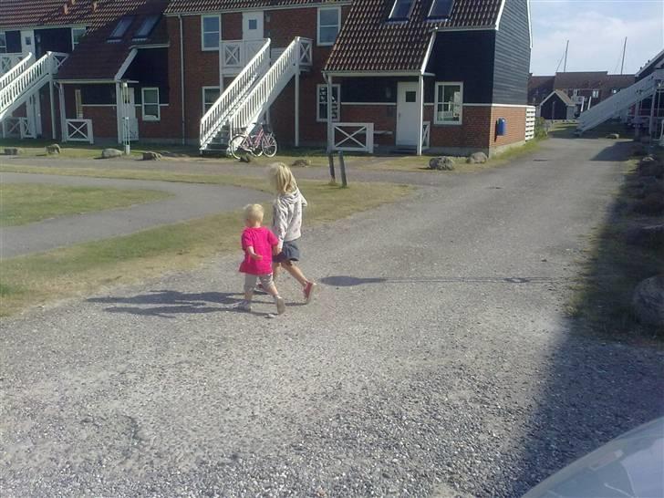 Pige line spure nielsen - det er djligt a være ude og lege med min veninde billede 3