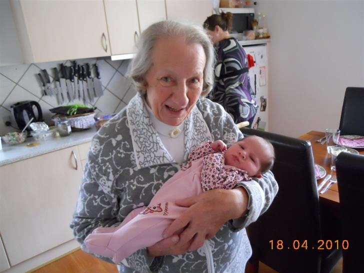Pige Anna Marie  - Oldemor Anna på 97 år med lille Anna :)  billede 3
