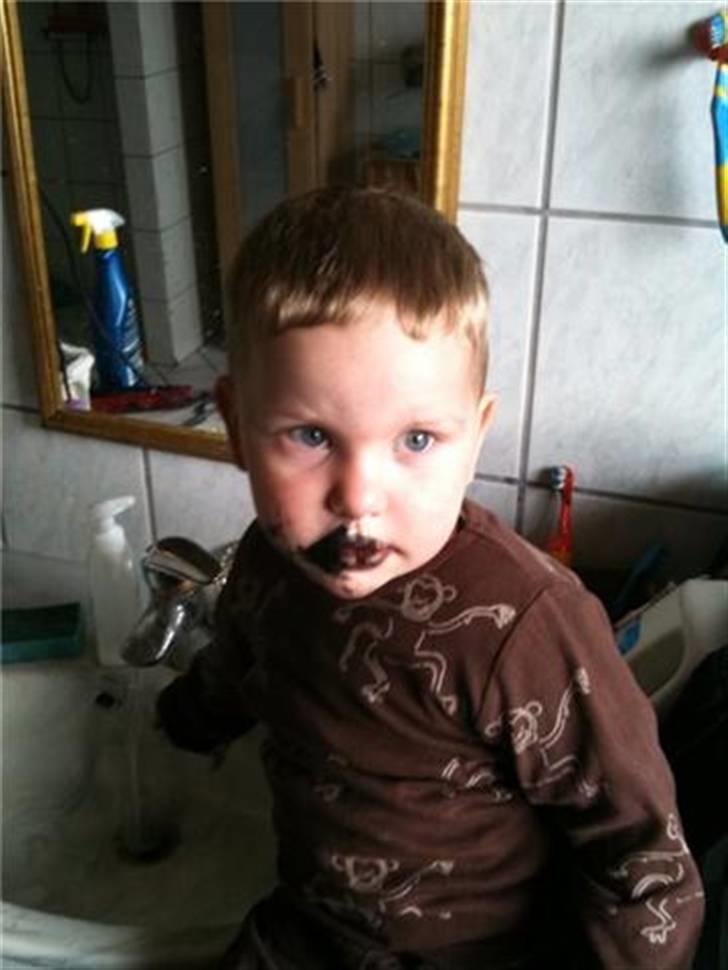 Dreng Anton - alternativ make-up - en let mascara på munden - pas på Ole Henriksen Anton er snart en konkurrent  billede 18