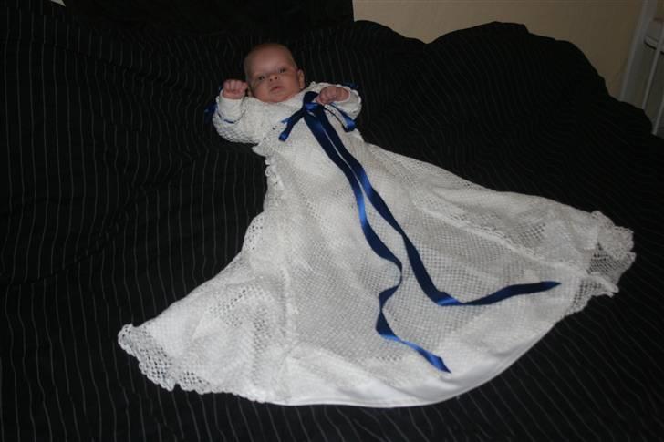 Dreng Oliver Reenberg Hansen - I den flotte dåbskjole, min mormor har hæklet :) billede 7