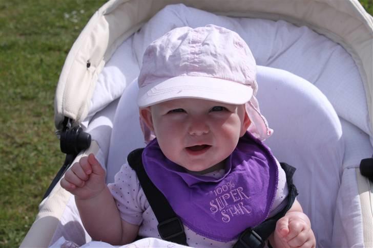 Pige Cecilie Lilje - Lige ude og køre en lille tur.. billede 13