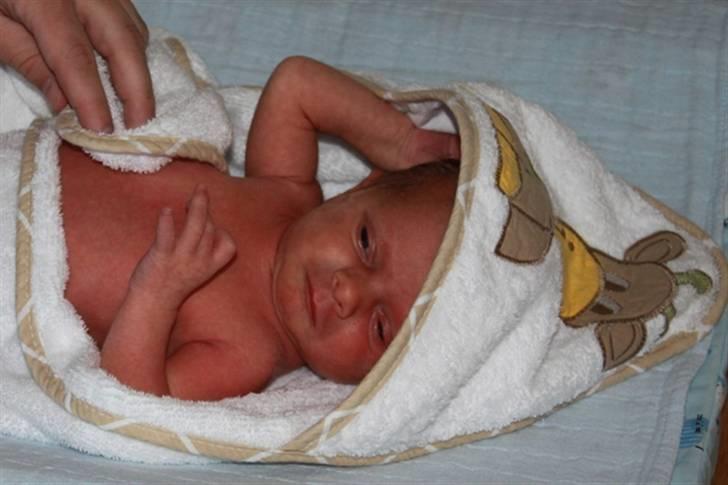 Dreng Mikkel - Man fylder ikke meget i sådan et baby håndklæde...  billede 6