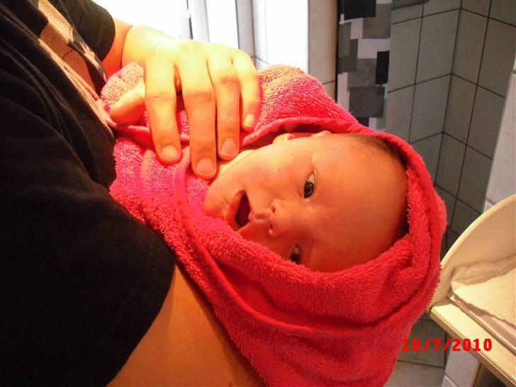 Pige Nikoline *19.06.2010* - 3 uger gammel <3 billede 5