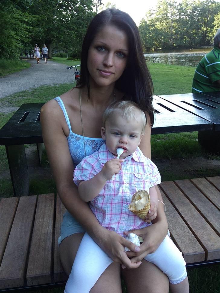 Pige Papaya Athena - Ved skovsøen og få is billede 8