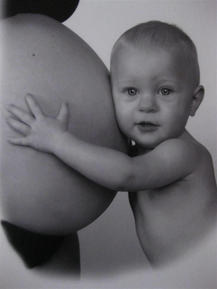 Pige Sofie - Sofie holder om mors mave hvor lillebror ligger. billede 4