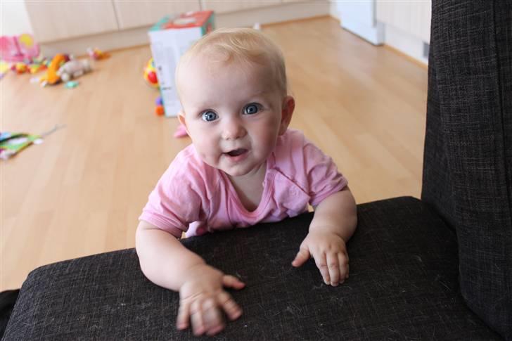 Pige Cecilie Lilje - Hehe , se hvad jeg kan nu :-) billede 14