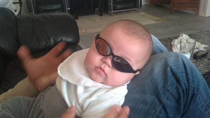 Dreng Malik - malik med nye solbriller billede 2