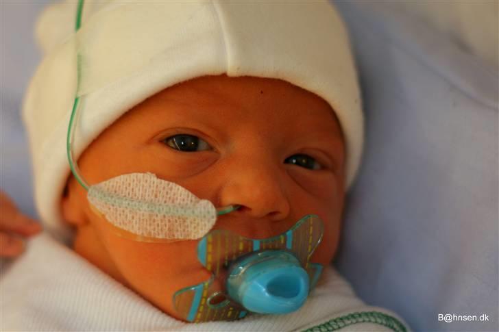 Dreng Malik - svært at finde en sut til sådan et lille puds billede 5