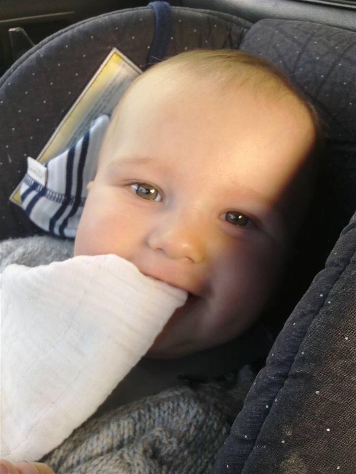 Dreng Jonathan R. S. Kristensen - Han ELSKER sin stofble!!! :D billede 10