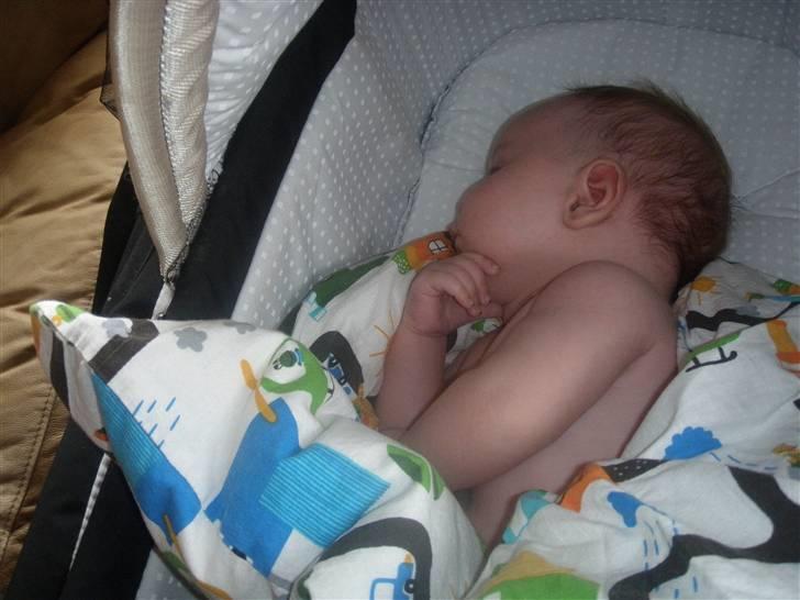 Dreng Rasmus - Rasmus dee sover i barnevogen <3 billede 7