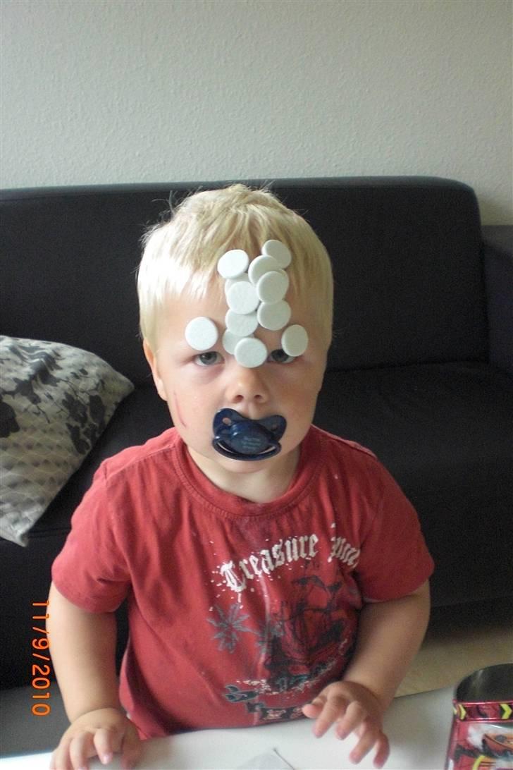 Dreng Malthe Thorsø Sørensen - Den anden dag fandt han lige nogle filtdutter i skuffen :b Ups.. billede 2