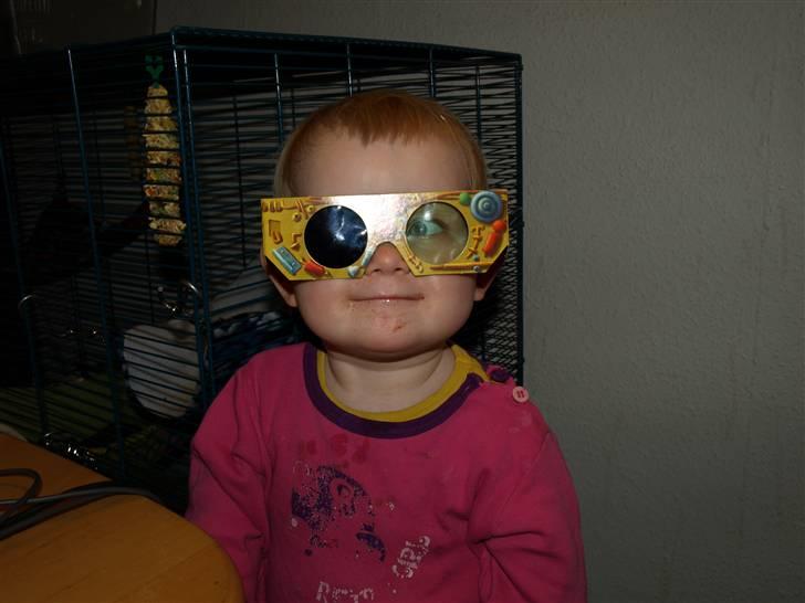 Pige Katja Ofelia Pedersen - December 2010 - mormor har givet mig sådan nogle sjove briller billede 13