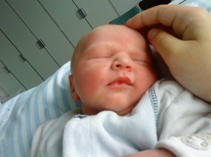 Dreng Mathias Frank Andersen - her er jeg kun nogle timer gammel :)  billede 3