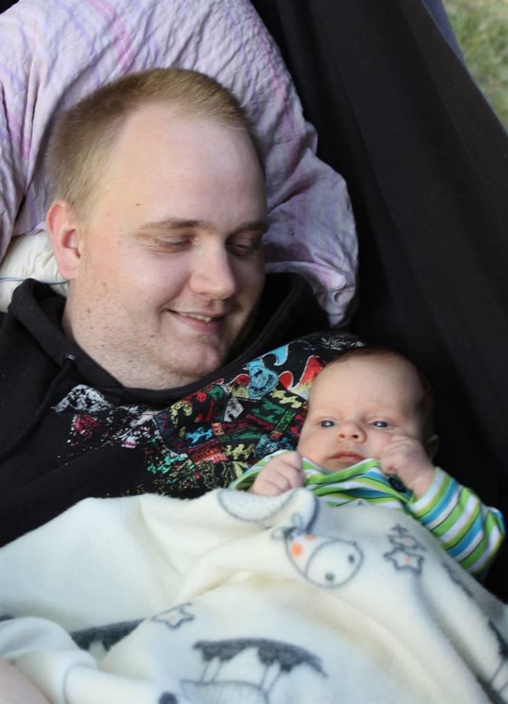 Dreng Mikkel - Ligger og hygger med far ude i hængekøjen...  billede 16