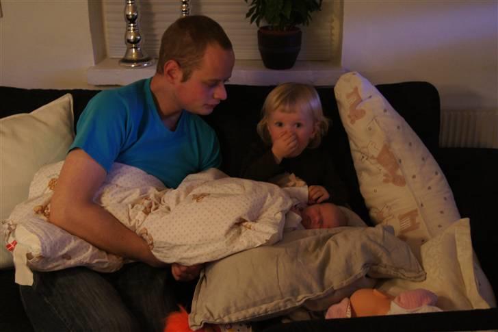 Pige Sabrina  - Natascha er helt vild med hendes lillesøster fra første øjeblik :-) billede 5