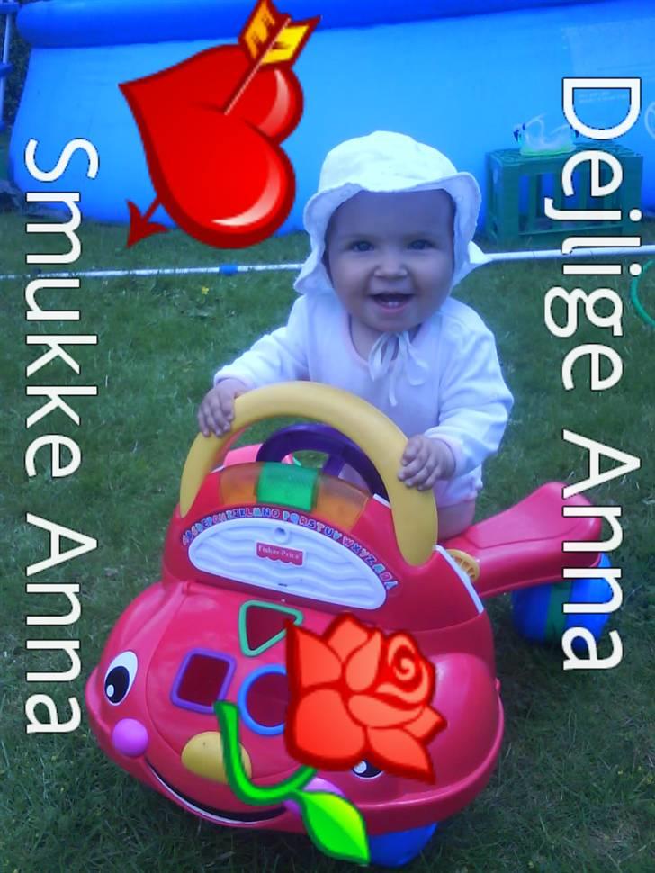Pige Anna Kirstine - Mor har lige leget lidt med sin mobil... billede 16