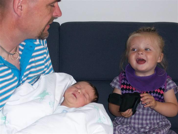 Pige Anna Nathalie - En vildt stolt storesøster billede 3