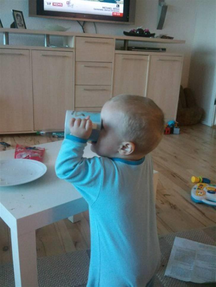 Dreng Tino - tar lige en tår kaffe  :-D hehe billede 4