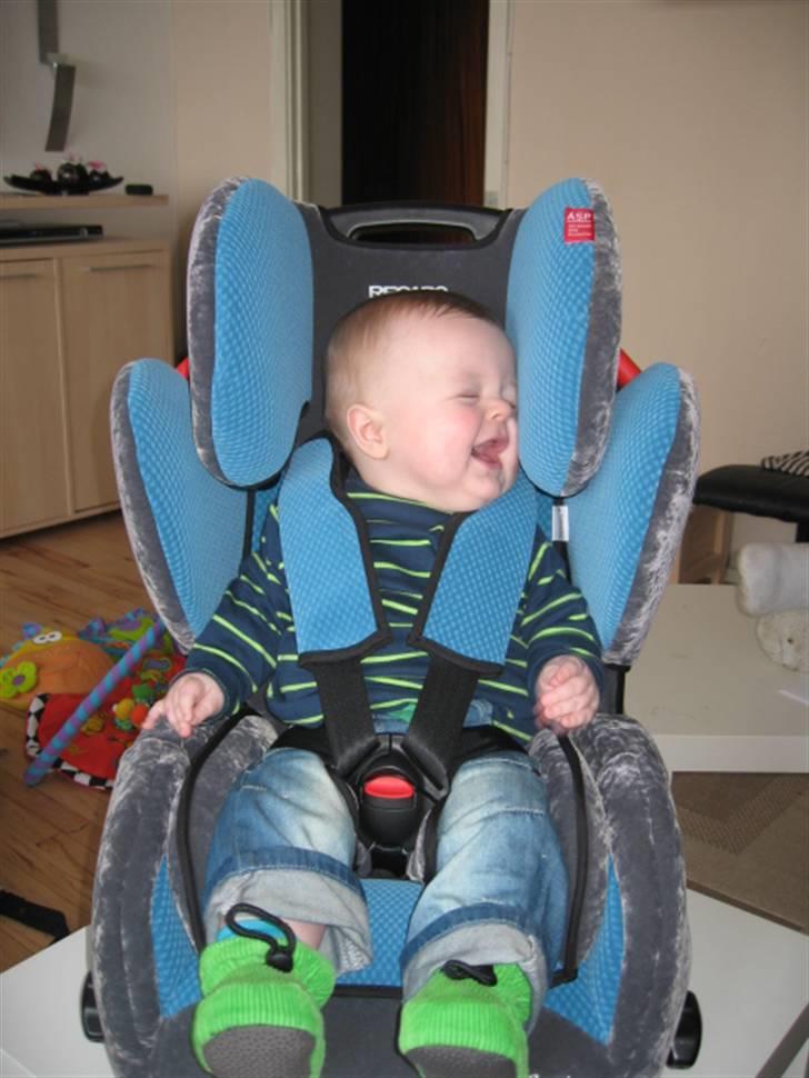 Dreng Tino - første gang han sidder i sin recaro stol :-)  for stor til den lille  :-) billede 6