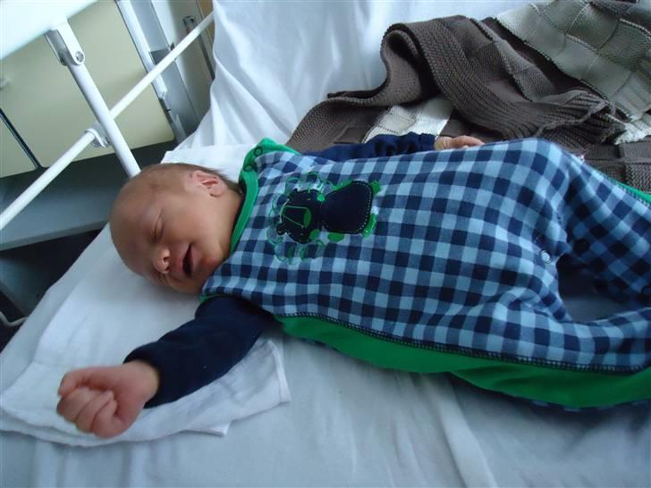 Dreng Gustav <3 - Gustav i hans hjem rejse tøj ;)  billede 8