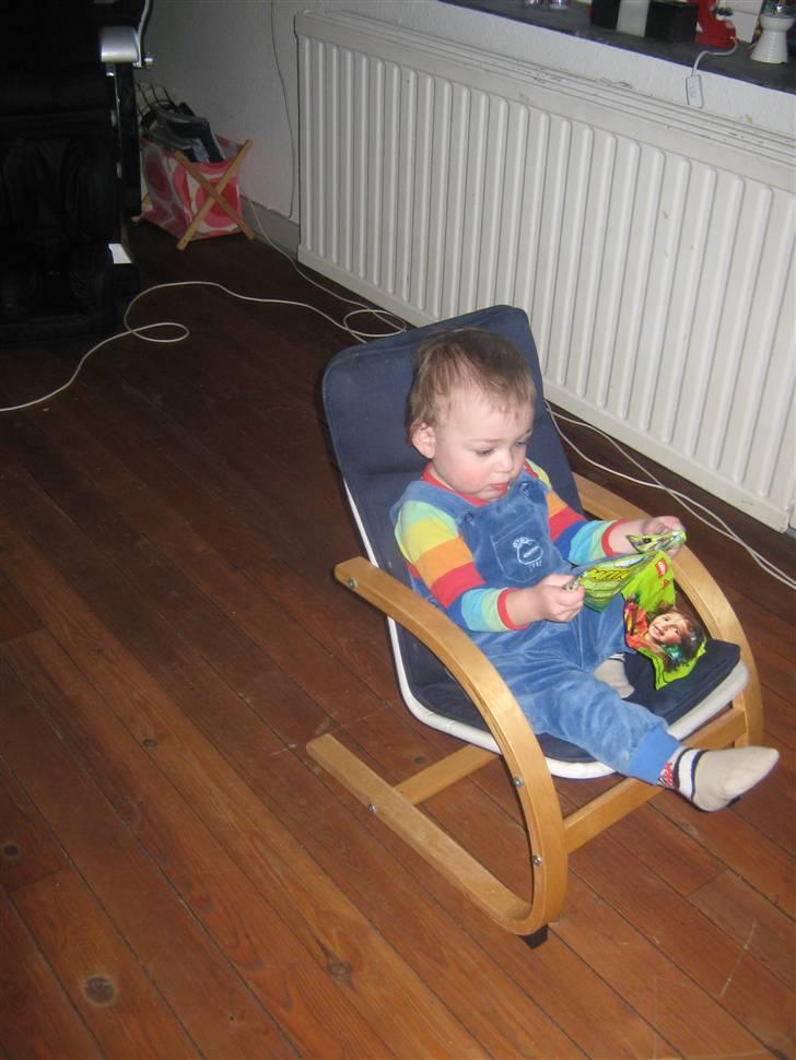 Dreng Kristian theis - ser tv:-) billede 12