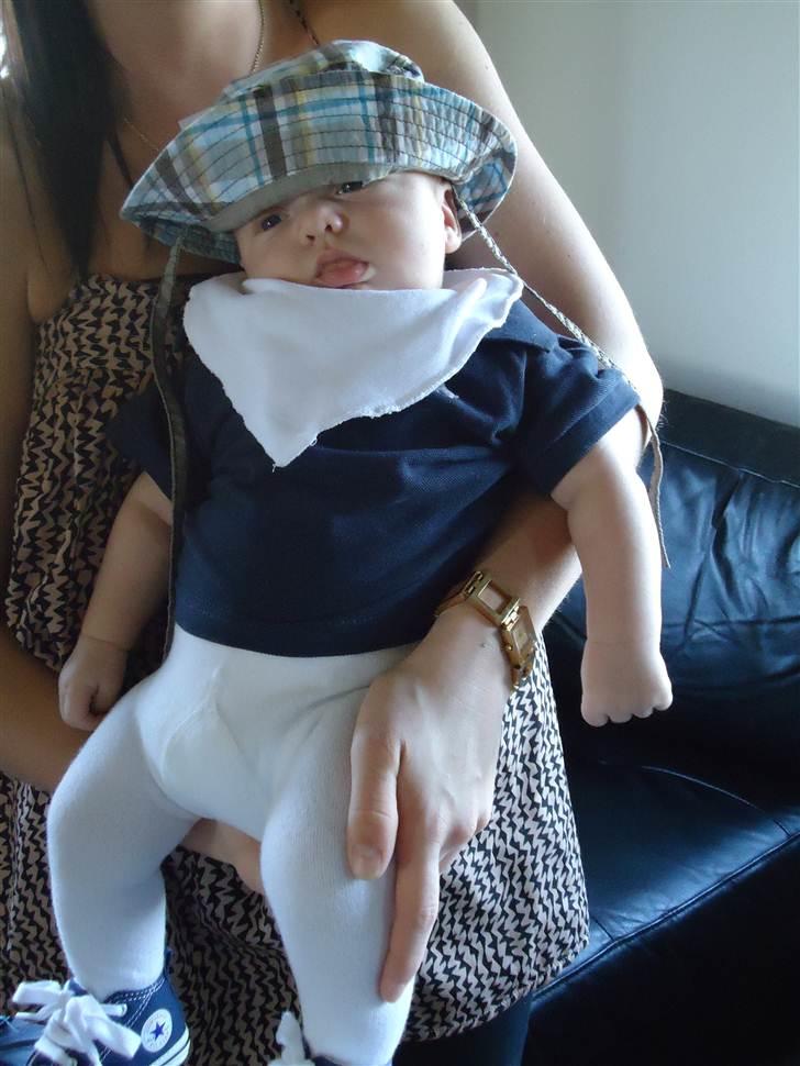 Dreng Gustav <3 - hans ny  hat han har fået af mormor  billede 12