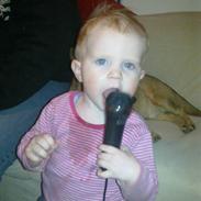 Pige Sacha Victoria Knudsen