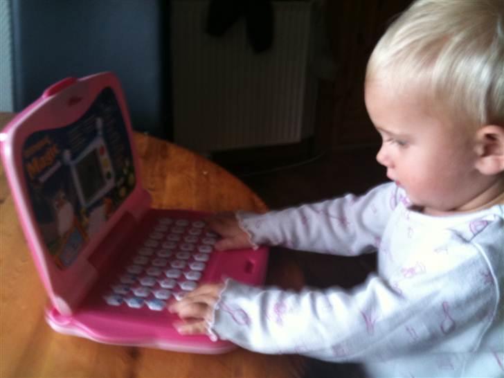 Pige Malou - Nørder lige sammen med mor :D billede 12