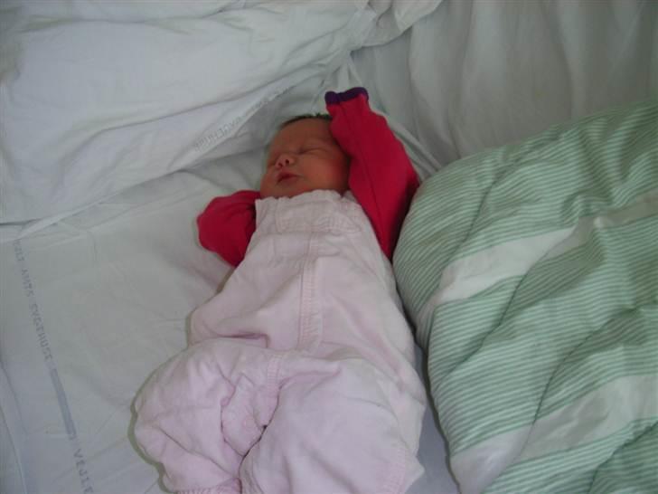 Pige Cecilie - cecilie ligger og sover, det er dagen hvor vi må kom hjem fra sygehuset  billede 5