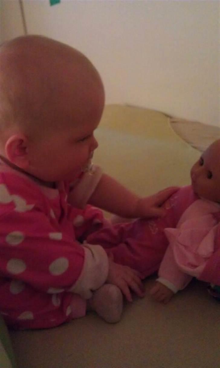 Pige Clara - Her er jeg med min første dukke, som min far har købt til mig :-) billede 10