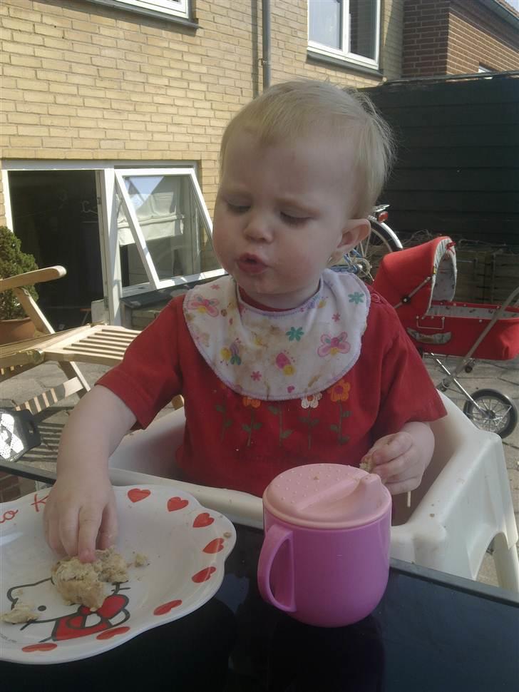 Pige Sacha Victoria Knudsen - Sacha spiser ude i det gode vejr ! (2011) billede 8