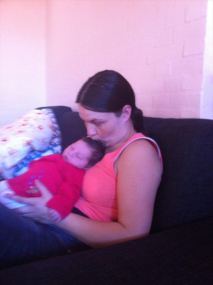 Pige Amalie - hygge i sofaen med min mor billede 4