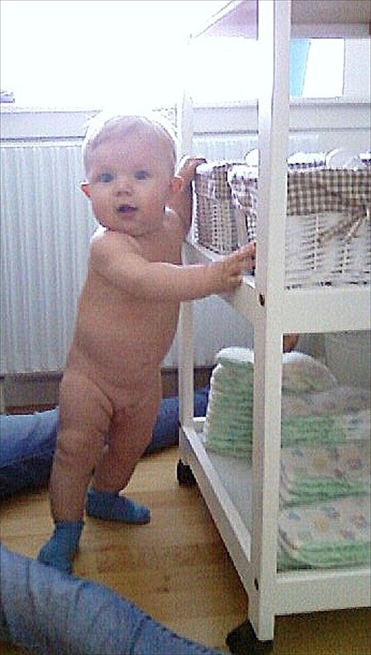 Dreng Elias - Elias står helt selv :) 5 måneder, 3 uger :) billede 6