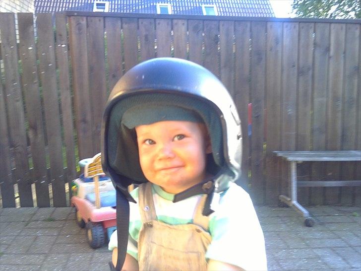 Dreng Sebastian Elvis - Elsker at få lov til at låne fars hjelm :) billede 2