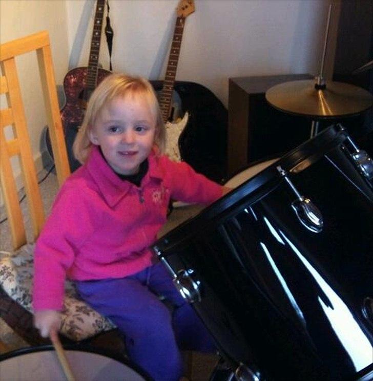 Pige line spure nielsen - FEDT  med et rigtigt tromme sæt billede 6