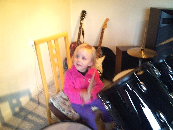 Pige line spure nielsen - må jeg oz prøve a spille på gitaerne? billede 7
