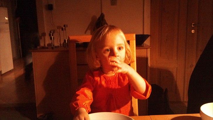 Pige line spure nielsen - man skal sutte på fingren ikk tøre den a i tøjet.. billede 16