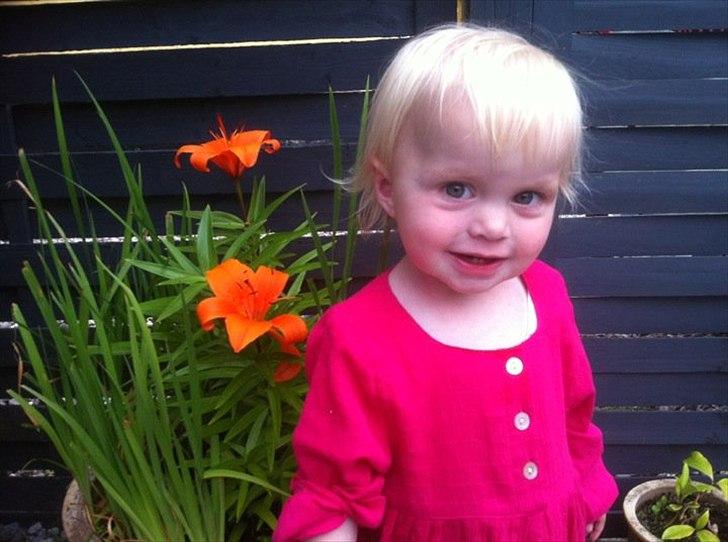 Pige Melina - Stor pige på 2 år - to smukke blomster :)  billede 18