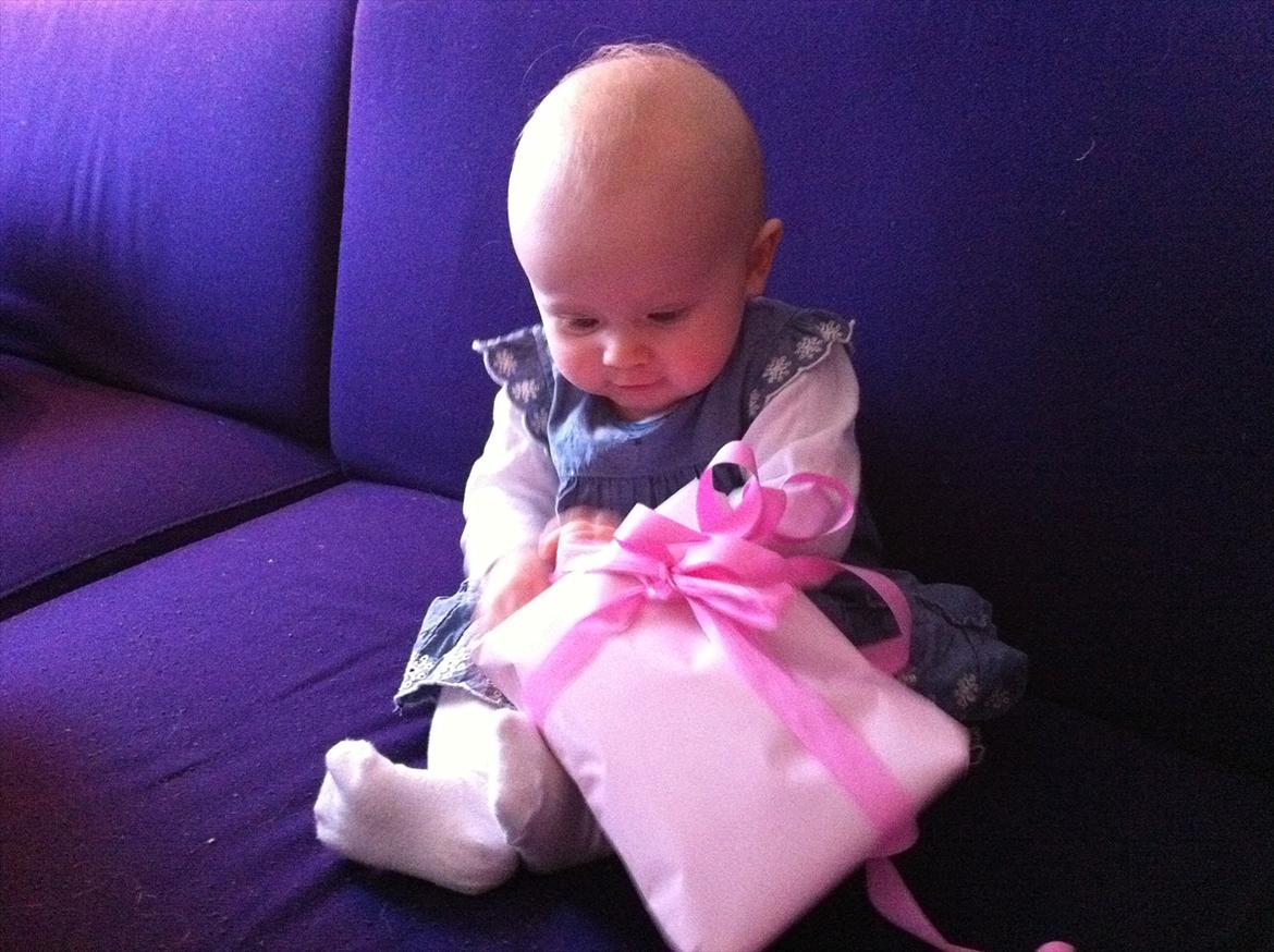 Pige Filippa - Filippa får gave af far <3 1/2 år billede 8