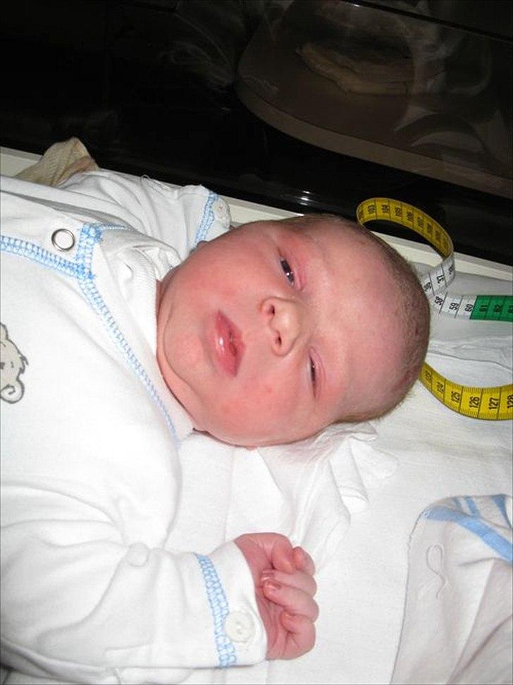 Dreng Mikas - Mikas lidt efter at han er blevet født <3 billede 2
