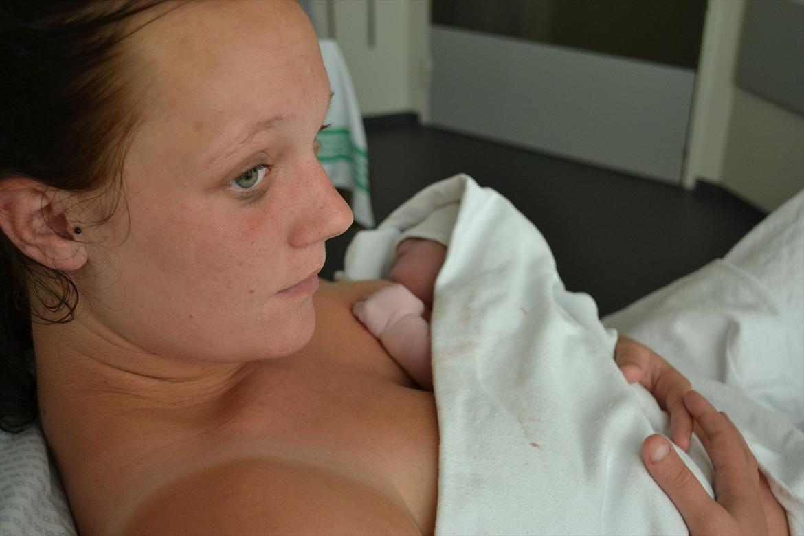 Dreng Tobias - Hygge med mor, kort efter fødslen. billede 3